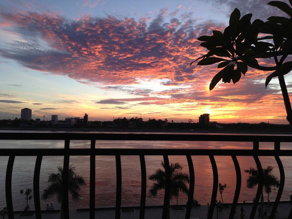 New Season Riverside Hotel Phnom Penh Habitación foto