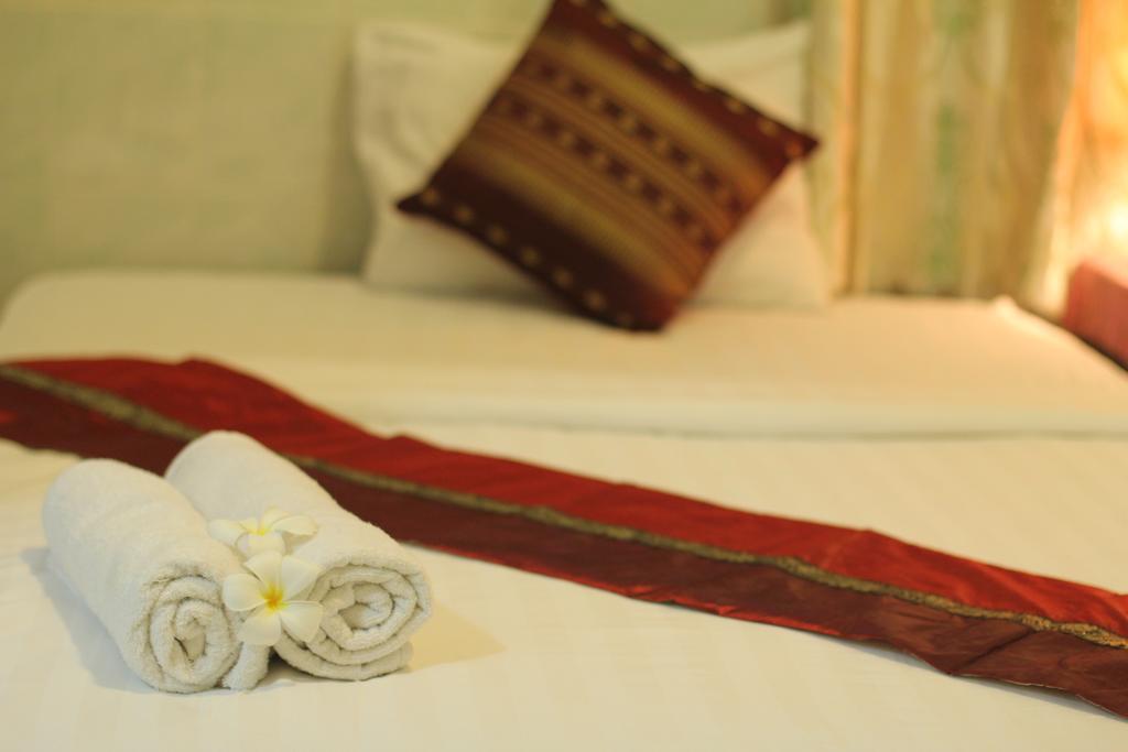 New Season Riverside Hotel Phnom Penh Habitación foto