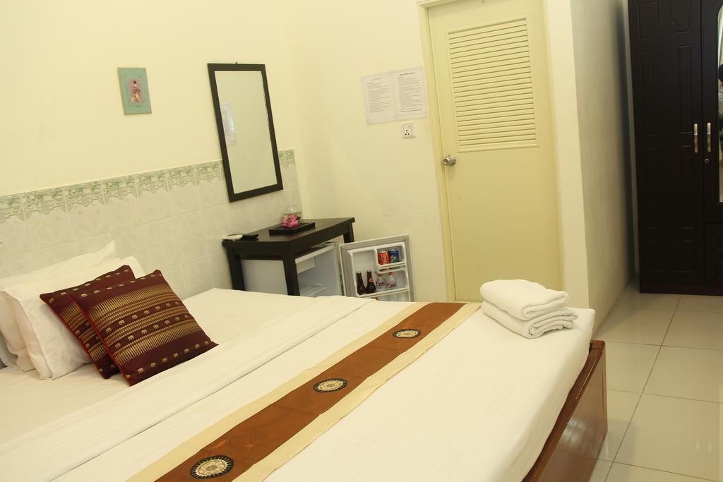 New Season Riverside Hotel Phnom Penh Habitación foto