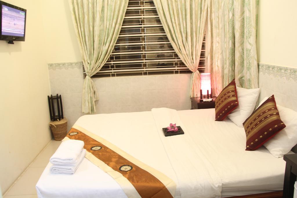 New Season Riverside Hotel Phnom Penh Habitación foto