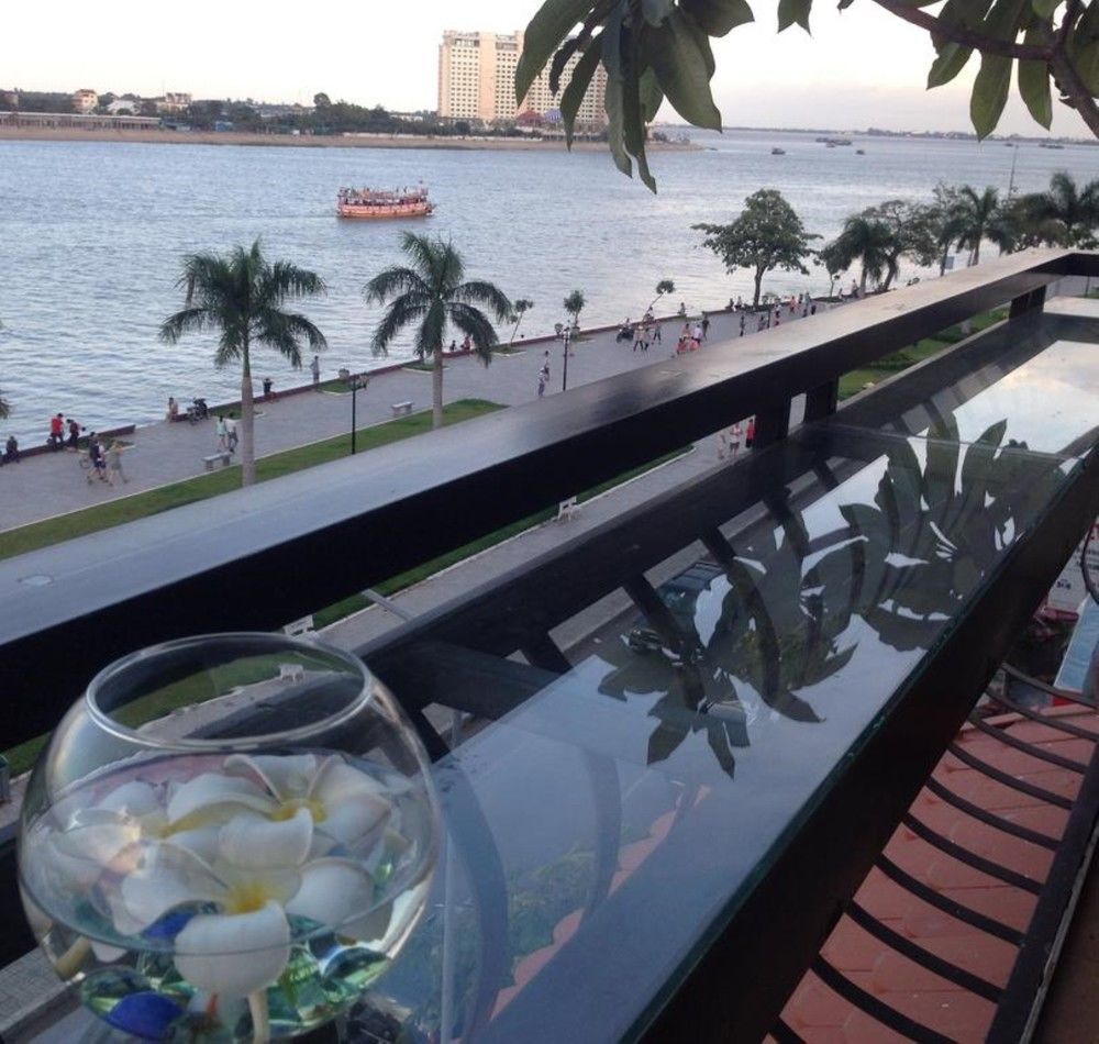 New Season Riverside Hotel Phnom Penh Exterior foto